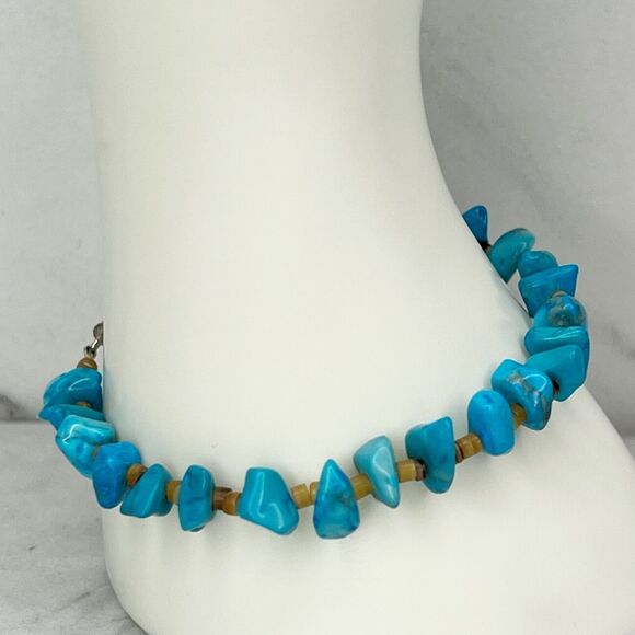 Silver Tone Faux Turquoise Chip Beaded Screw Clasp Bracelet - Picture 6 of 6